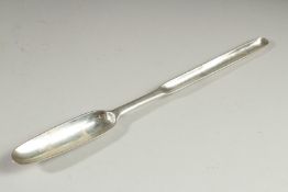 A GEORGE III IRISH SILVER MARROW SCOOP. 10ins long. Dublin 1791. Maker: I O.