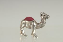 A NOVELTY SILVER CAMEL PIN CUSHION. 1.5ins long.