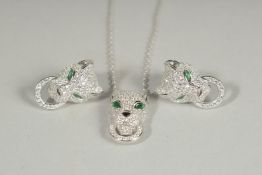 A SILVER PANTHER PENDANT AND CHAIN AND EARRINGS.