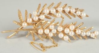 A VERY GOOD 9CT GOLD PEARL DOUBLE LEAF BROOCH.