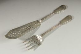 A HEAVY PAIR OF VICTORIAN FIDDLE AND THREAD SALAD SERVERS. London 1862. Weight 11ozs.