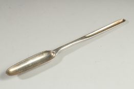 A GEORGE III SILVER MARROW SCOOP. 8.5ins long. London 1774. Maker: Ebenezer Coker.