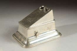 A ELKINGTON & CO. SILVER DOUBLE CIGAR CUTTER. 4.5ins x 3ins. Birmingham 1928.