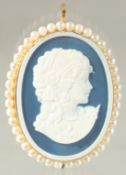 A GOLD AND PEARL HARDSTONE CAMEO BROOCH.