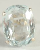 A LARGE 14CT WHITE GOLD AQUAMARINE SINGLE STONE RING.