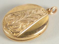 A VICTORIAN YELLOW GOLD OVAL LOCKET. 10gms.