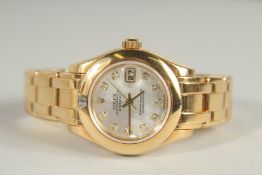A SUPERB 18K GOLD LADIES DIAMOND SET ROLEX OYSTER PERPETUAL PEARLMASTER WATCH, 