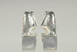 A PAIR OF ART DECO STYLE PENGUIN SALT AND PEPPERS. 3ins high.
