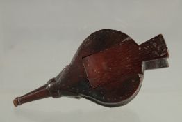 A 19TH CENTURY WELSH TREEN SNUFF BOX as a pair of bellows. 5ins long.