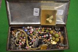 A quantity of bijouterie.