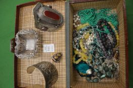 Silver and other jewellery.