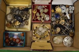 A good collection of bijouterie.