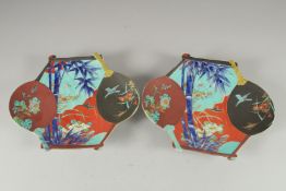 A PAIR OF JAPANESE IMARI PORCELAIN DISHES, 30.5cm x 24cm.