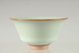 A SMALL CHINESE CELADON GLAZE BOWL, 8.5cm diameter.