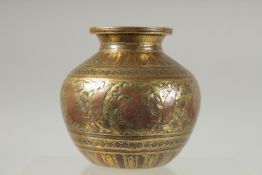 AN 18TH CENTURY SOUTH INDIAN TANJORE COPPER INLAID BRASS LOTA VASE, depicting hamsa birds, 13cm
