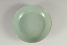 A CHINESE CELADON GLAZE DISH, 14cm diameter.