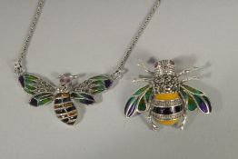 A SILVER BLUE NECKLACE AND A BROOCH. (2)