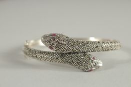A SILVER MARCASITE DOUBLE HEADED SNAKE BRACELET.