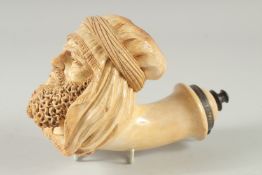 A SUPERB CARVED MEERSCHAUM PIPE CARVED AS AN ARAB MAN'S HEAD. with a long beard and head cover. 15cm