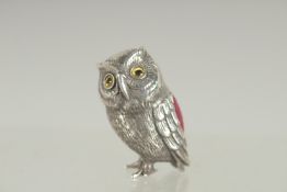 A NOVELTY SILVER OWL PIN CUSHION. 1.25ins long.