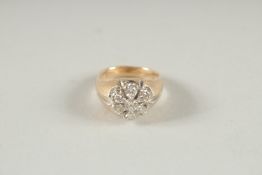 A GENT'S 18CT GOLD, SEVEN STONE DIAMOND RING.