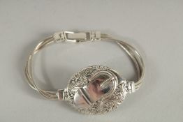 A VICTORIAN STYLE BUCKLE BRACELET