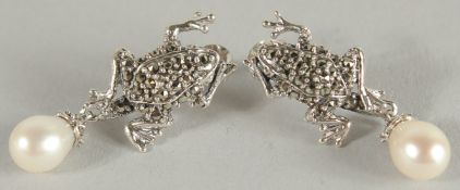 A PAIR OF SILVER MARCASITE AND PEARL LONG EARRINGS.
