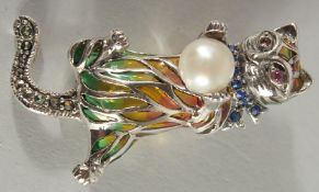 A SILVER PLIQUE ENAMEL CAT BROOCH.