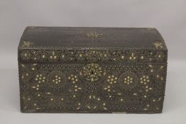 A VERY GOOD 18TH CENTURY LEATHER, BRASS STUDDED, DOME TRAVELLING TRUNK with metal carrying handles