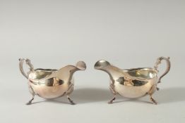 A GOOD PAIR OF SILVER SAUCE BOATS on pad feet. London 1970. Weight: 18ozs.