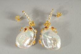 A SILVER GOLD PLATED BAROQUE PEARL AND GARNET EARRINGS.