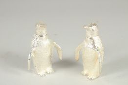 A SMALL PAIR OF SILVER PLATED PENGUIN SALT AND PEPPERS. 3ins high.
