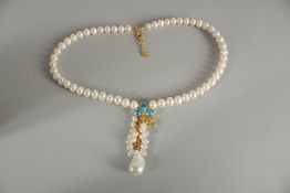 A SILVER AND GOLD PLATED PEARL NECKLACE with blue topaz and emerald.