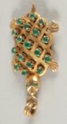 A 14CT GOLD EMERALD SET TURTLE PENDANT.