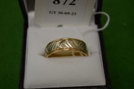A 14ct gold band with chased decoration, size T.