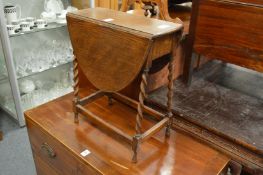 A small oak drop-flap occasional table.