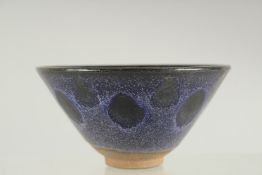 A SMALL CHINESE GLAZED POTTERY BOWL, 12cm diameter.