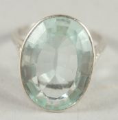 A GOOD 18CT WHITE GOLD AQUAMARINE RING,.