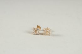 A PAIR OF GOLD DIAMOND SET CLUSTER STUD EARRING.