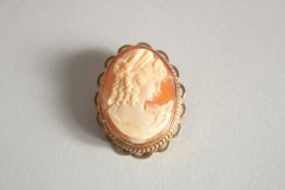 A VICTORIAN CAMEO BROOCH.