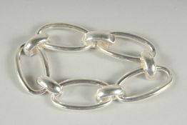 A STERLING SILVER OVAL LOOP BRACELET.