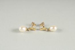 A PAIR OF 9CT YELLOW GOLD, PEARL AND DIAMOND DROP EARRINGS.