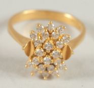 A 22CT GOLD AND DIAMOND CLUSTER RING.