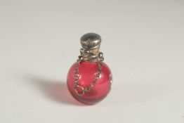 A MINIATURE SILVER TOP CRANBERRY SCENT BOTTLE.