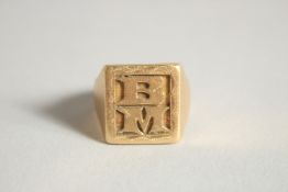 A GENTLEMAN'S SOUTH AMERICAN GOLD SIGNET RING with initials. 42gms.