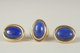 A SET OF 18CT YELLOW GOLD AND LAPIS EARRINGS AND RING.