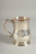 A GEORGE II SILVER HALF PINT TANKARD. London 1728. Maker: C & S