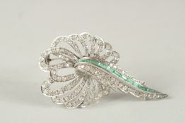 A SUPERB 18CT WHITE GOLD ART DECO DIAMOND AND EMERALD BROOCH.