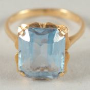 AN 18CT GOLD AQUAMARINE RING.