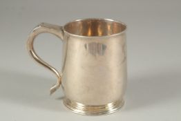 A PLAIN GEORGE I SILVER HALF PINT TANKARD. London 1725. Maker: T. M.